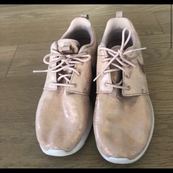 ROSE GOLD NIKE ROSHE RUNNING SHOES - Picture 2 of 5